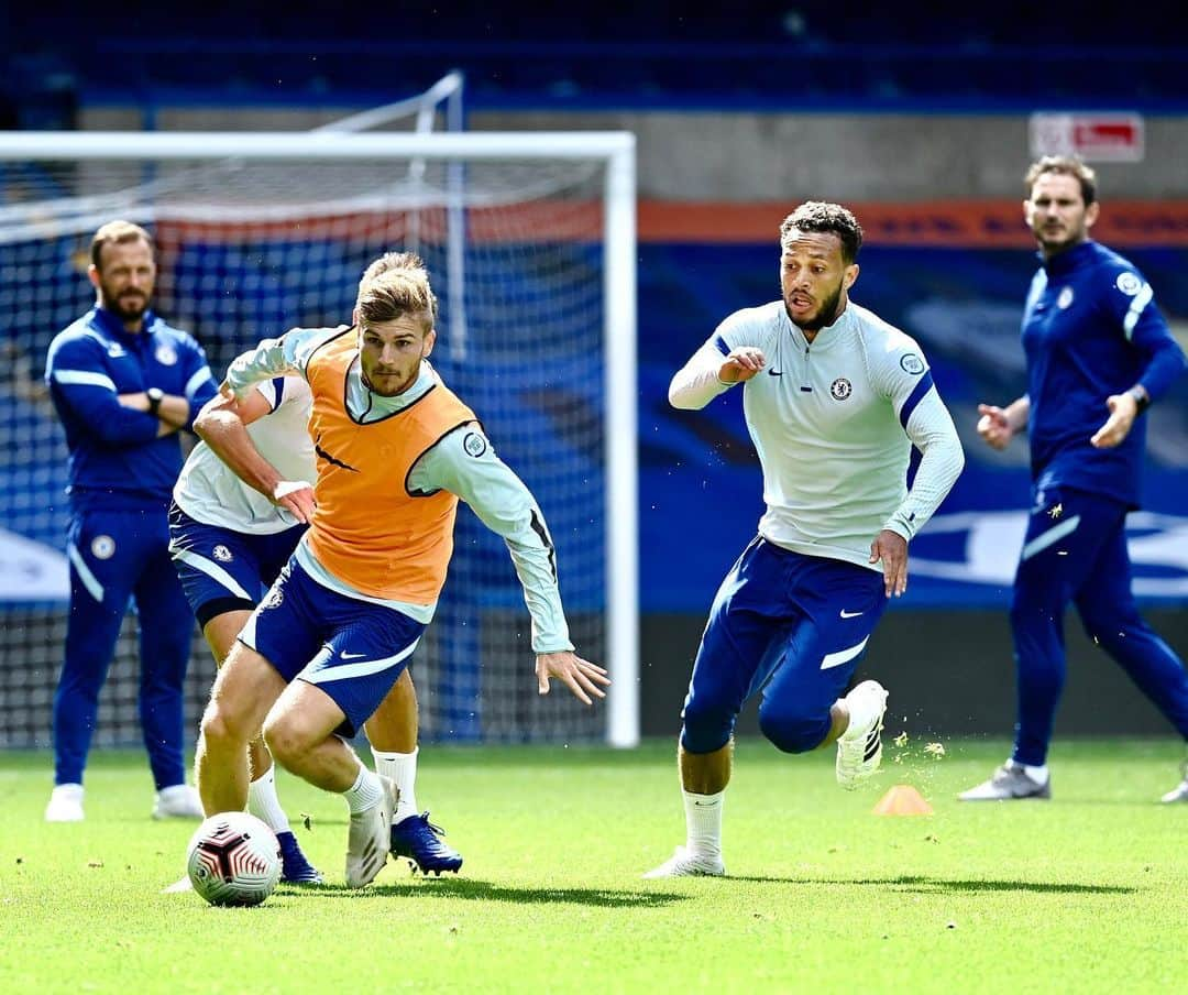 ティモ・ヴェルナーのインスタグラム：「First time on the pitch at the Bridge. Feels fantastic! 🔵 @chelseafc」