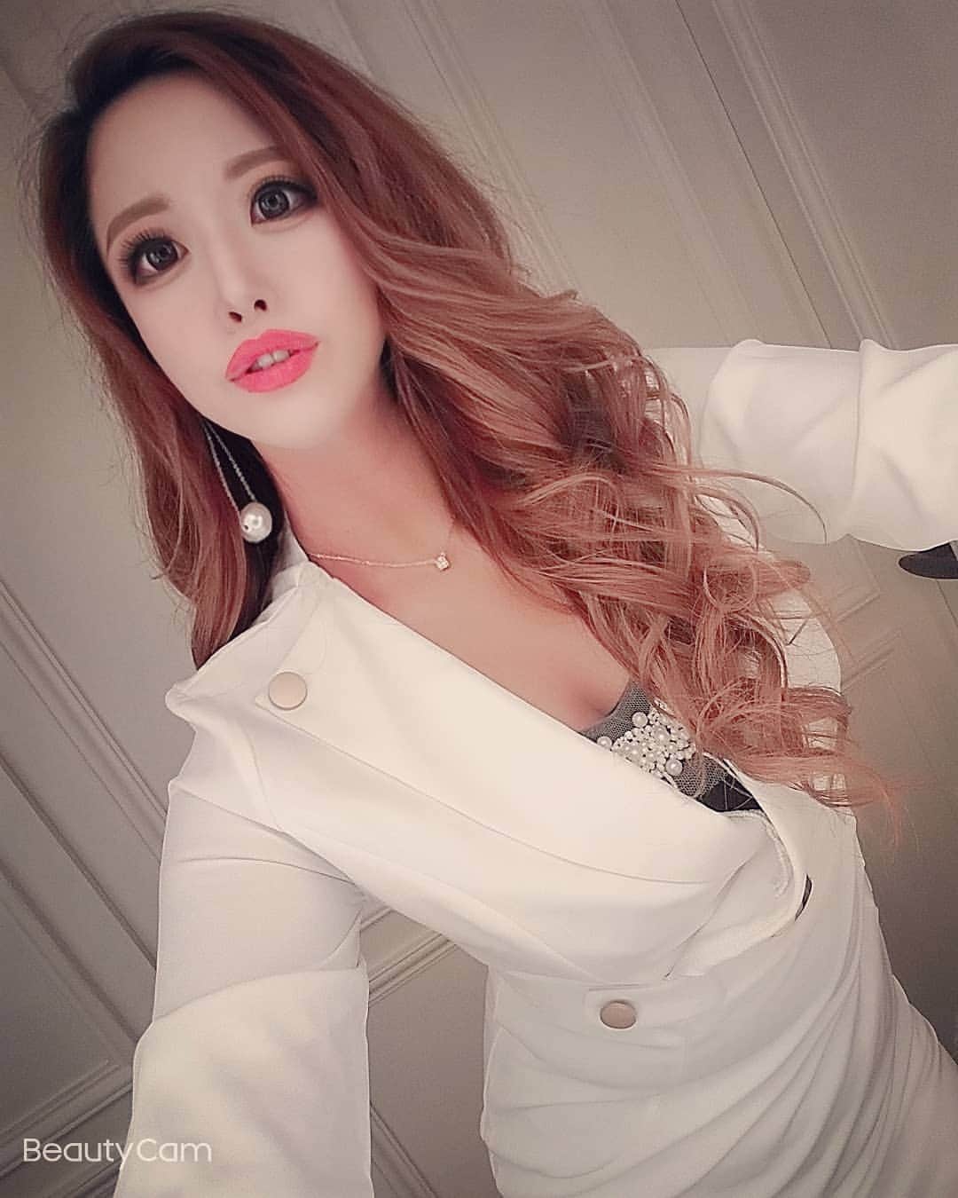 のインスタグラム：「腹が減っては自粛もできねぇ👯💕  オシャレなお店のトイレ盛れがち💓💓💎.◌*(⸝⸝⸝ᵒ̴̶̷̥́ ⌑ ᵒ̴̶̷̣̥̀⸝⸝⸝)あぁん  #キャバクラ#キャバ嬢#クラブ #ニュークラブ#ラウンジ#スナック#ガールズバー#バー#名古屋#錦#錦三丁目#錦三#歌舞伎町#六本木#銀座#すすきの#仙台#お腹いっぱいおっぱいチェリーパイ🍒🍒🍒🍒#筋トレもう辛い#しかもトレーニング以上に摂取とか世も末#もう胃のバイパス手術受けたい#もはや食欲の春夏秋冬の極み#ぐちゅん。」