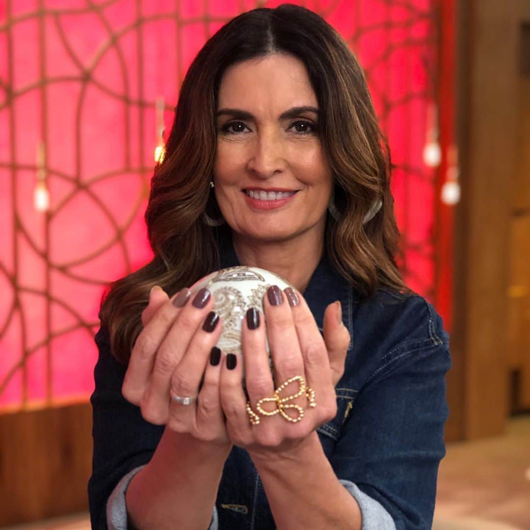 ファチマ・ベルナルデスのインスタグラム：「Sabe por que estou segurando essa bola? Por nada. Só pra mostrar o anel duplo mesmo. E aí, gostou da brincadeira das fotos com destaque para os anéis que usei no #encontrocomfatima?」