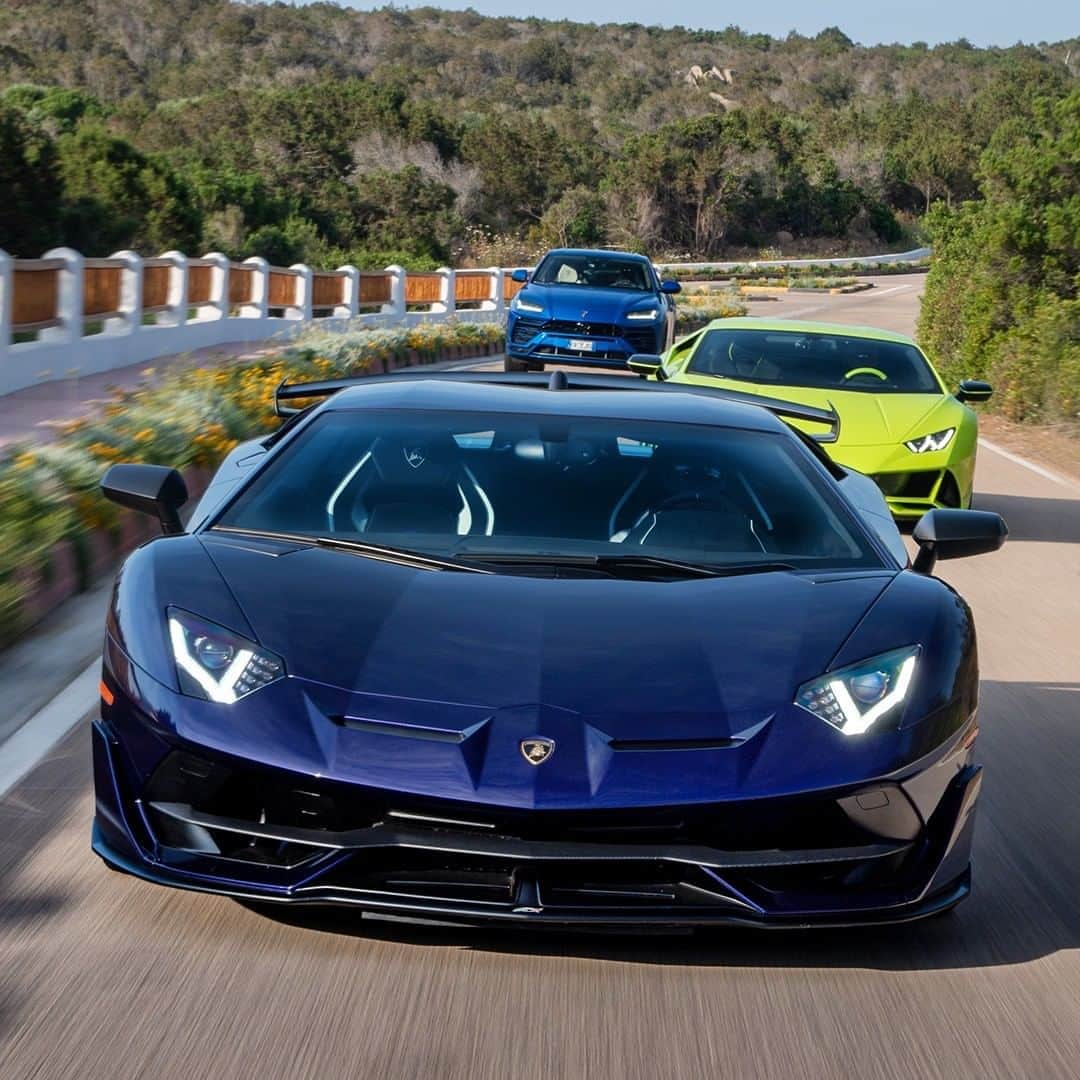 ランボルギーニのインスタグラム：「When the majestic meet, magic is inevitable.   Spectacular Super Sports Cars and SUVs like the Aventador SVJ, Huracán EVO and Urus make use of the best that technology has to offer while refusing to compromise on emotions and driving thrill.   #Lamborghini #AventadorSVJ #HuracanEVO #EveryDayAmplified #Urus #UnlockAnyRoad」