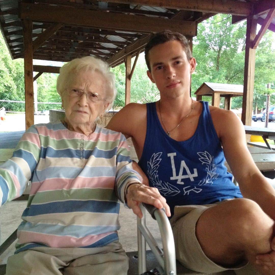 アダム・リッポンのインスタグラム：「This is my beautiful grandma. She passed away earlier this week from Covid19. She was really the best. One of my favorite memories of her was this; Every Christmas we would always have dinner with my entire family (which is huge) and one Christmas my grandma decided she wasn’t going to get dressed up so she bought and wore a T-shirt that looked like she was wearing a tuxedo. When I tell you there was nothing funnier than watching my grandma wearing a tuxedo T-shirt while drinking Chardonnay, you have to believe me. I loved her so much. She made me laugh all the time and she would shove 5 dollars into my pocket and tell me that if I told my mom she would kill me. The last few years of her life were tough as she battled with dementia and I am grateful that now she’s at peace. Grandmas are the best. If yours is still around give her a call and say hi from me... and buy them a tuxedo T-shirt (you won’t regret this) ❤️」