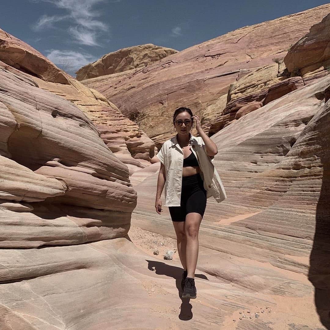 ホカオネオネのインスタグラム：「Walking into the weekend like 😎   📸 @stuhhacyy #TimeToFly」