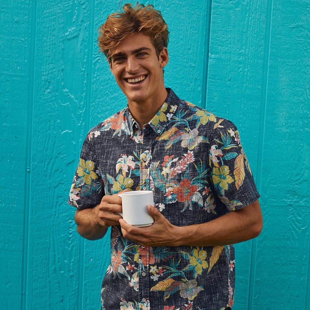 レインスプーナーさんのインスタグラム写真 - (レインスプーナーInstagram)「Good coffee and a Spooner, the perfect way to kick off Aloha Friday.   #alohafriday #reynspooner #alohashirt #hawaiianshirt」8月29日 1時09分 - reynspooner