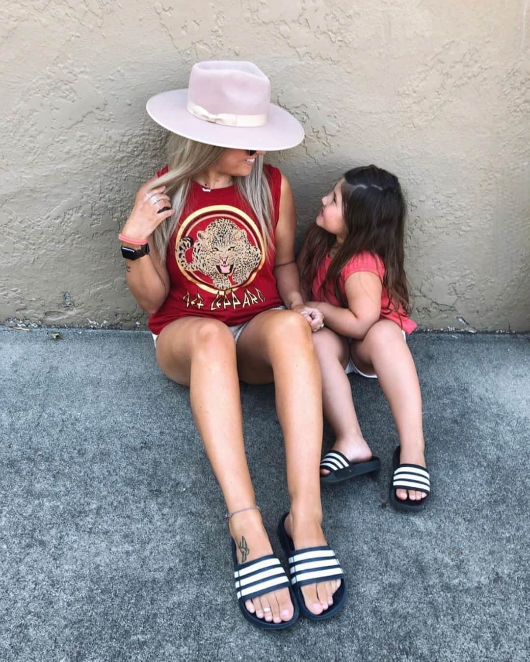 チェイサーのインスタグラム：「Mama & mini in Chaser❤️ @alayna.isahousewife @chaserkids #chaserbrand #chaserkids #defleppard #bandtee #graphictee #graphictshirt Style: CW8240-DEF067-CARD」