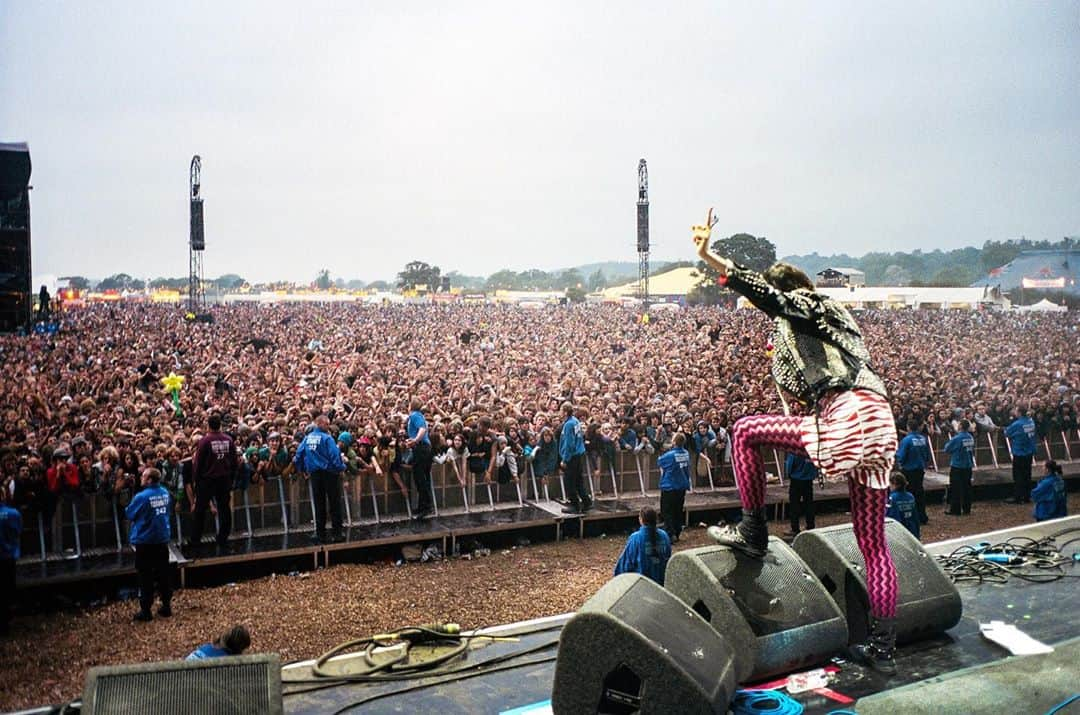 ヤー・ヤー・ヤーズさんのインスタグラム写真 - (ヤー・ヤー・ヤーズInstagram)「It’s @officialrandl weekend! Tune into our 2009 #RandL set Sunday Aug 30th at 430pm GMT on @bbciplayer 🎉🇬🇧 Reading August 2009 📷 @little_vampire  We Miss LIVE Shows! We miss you!」8月29日 1時06分 - yeahyeahyeahs