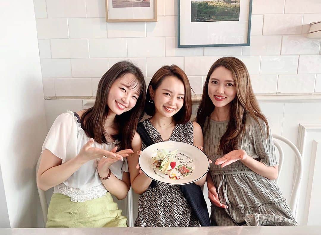 のインスタグラム：「𓀬  し　あ　わ　せ, . .  “ダブルかな”にお祝い にお祝いしてもらいました...❤︎  . .  プレゼントにわたし好みの色の アイシャドウも🙊🙈 @suqqu_official   本当すきです（真顔） そして本当にありがとう〜〜っ  〜  #バースデーサプライズ #バースデープレート #hotelemanon #🎂」