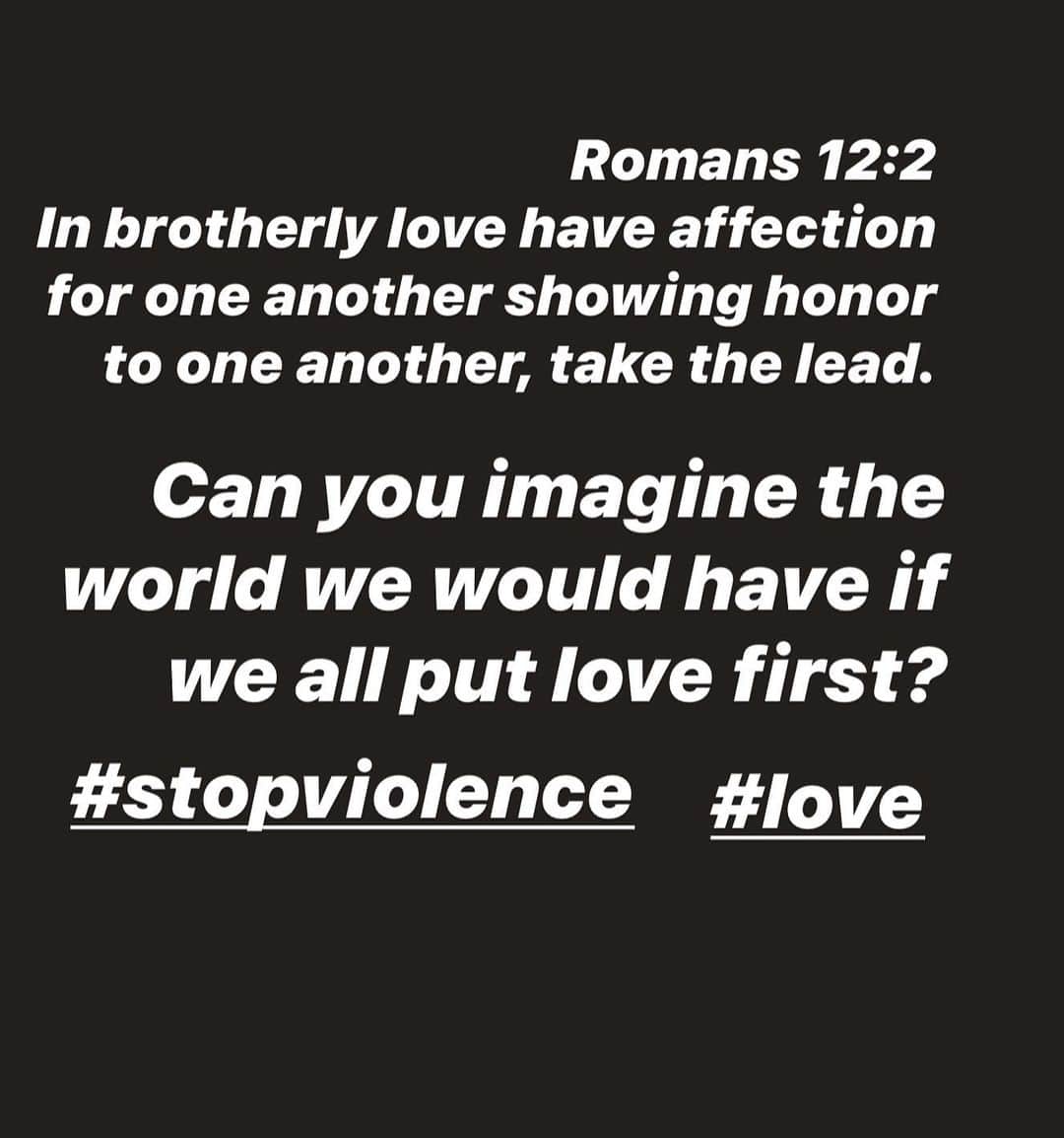 ビーナス・ウィリアムズのインスタグラム：「It’s so simple. Love is the answer to the violence our communities are experiencing. Take the lead: Show love for your fellow man on a daily basis.」