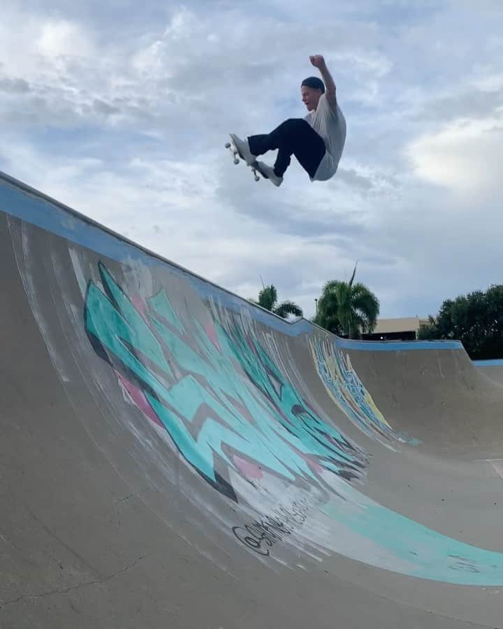 ジェイク・イラーディのインスタグラム：「Feels good to be skating again!」