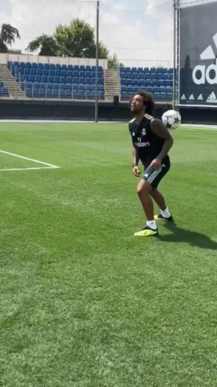 ショーン・ガルニエのインスタグラム：「@marcelotwelve easy mode activated ! 👊🏼🔥⚽️」