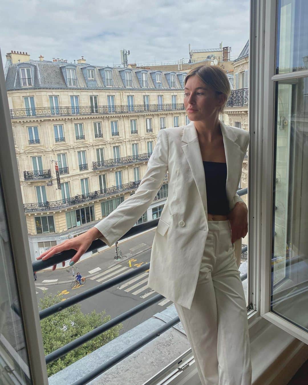Camille Charriereさんのインスタグラム写真 - (Camille CharriereInstagram)「Never felt so positive about the present. Call me cheesy but i’m finally discovering the power of now and i gotta say, its a bit of a revelation. Took me long enough! Add a spritz of #BOSSALIVE and feels like the day is smiling straight back at me @boss #ad」8月29日 1時15分 - camillecharriere