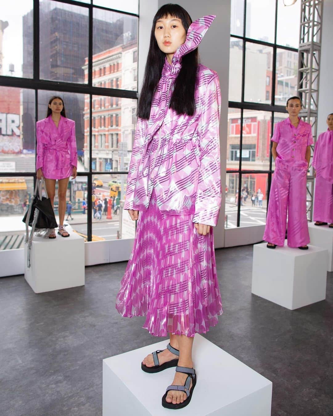 NYFW（ニューヨークファッションウィーク）さんのインスタグラム写真 - (NYFW（ニューヨークファッションウィーク）Instagram)「Bubblegum bb 💗 Pink perfection last September at @claudialiofficial's #NYFW presentation. 📸 by @serichai」8月29日 1時15分 - nyfw