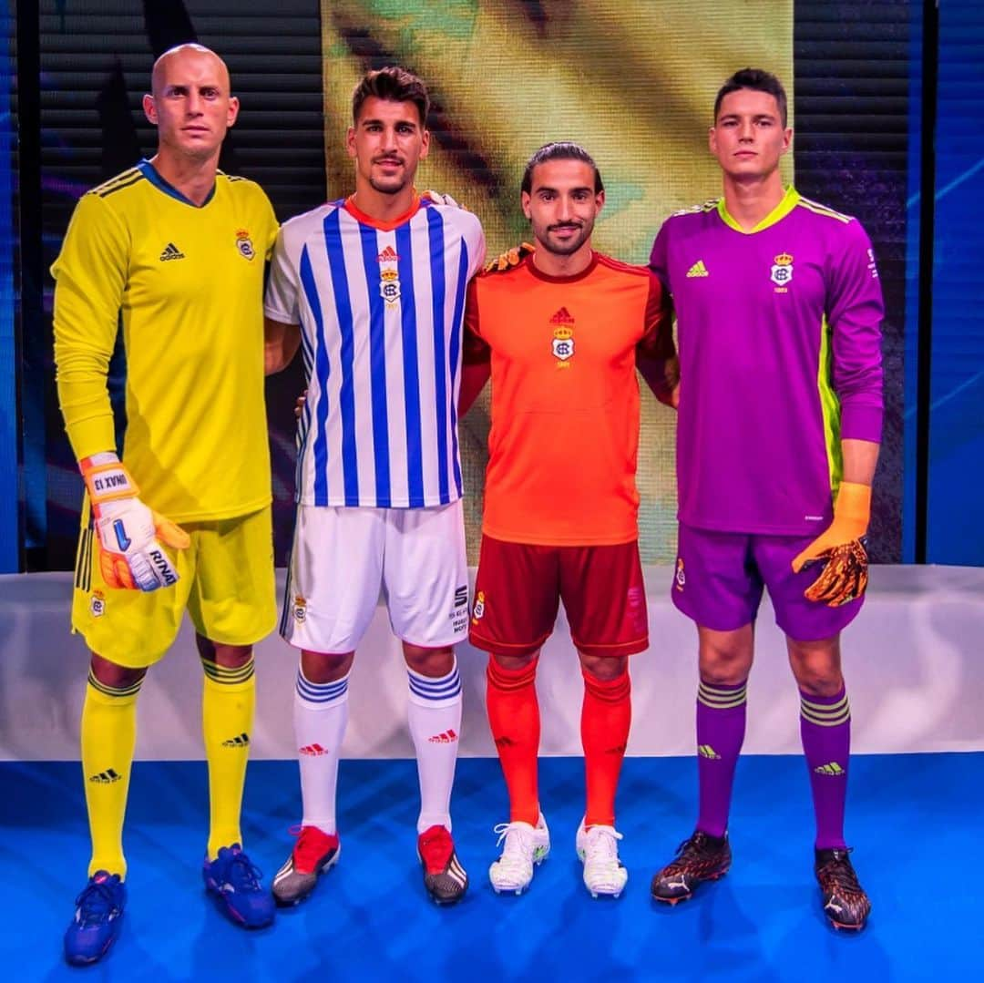 山口瑠伊のインスタグラム：「Es un honor y un orgullo de poder vestir estas lindas camisetas y sobre todo luchar por este escudo histórico del Decano del fútbol español 💙  スペイン最古のサッカークラブ、レクレアティーボ・ウェルバの一員になることができて嬉しいです。2020/2021シーズンのユニフォームです。   これからも応援よろしくお願いします！  VAMOS @recreativohuelva   #SeamosMás #LaHeroica」