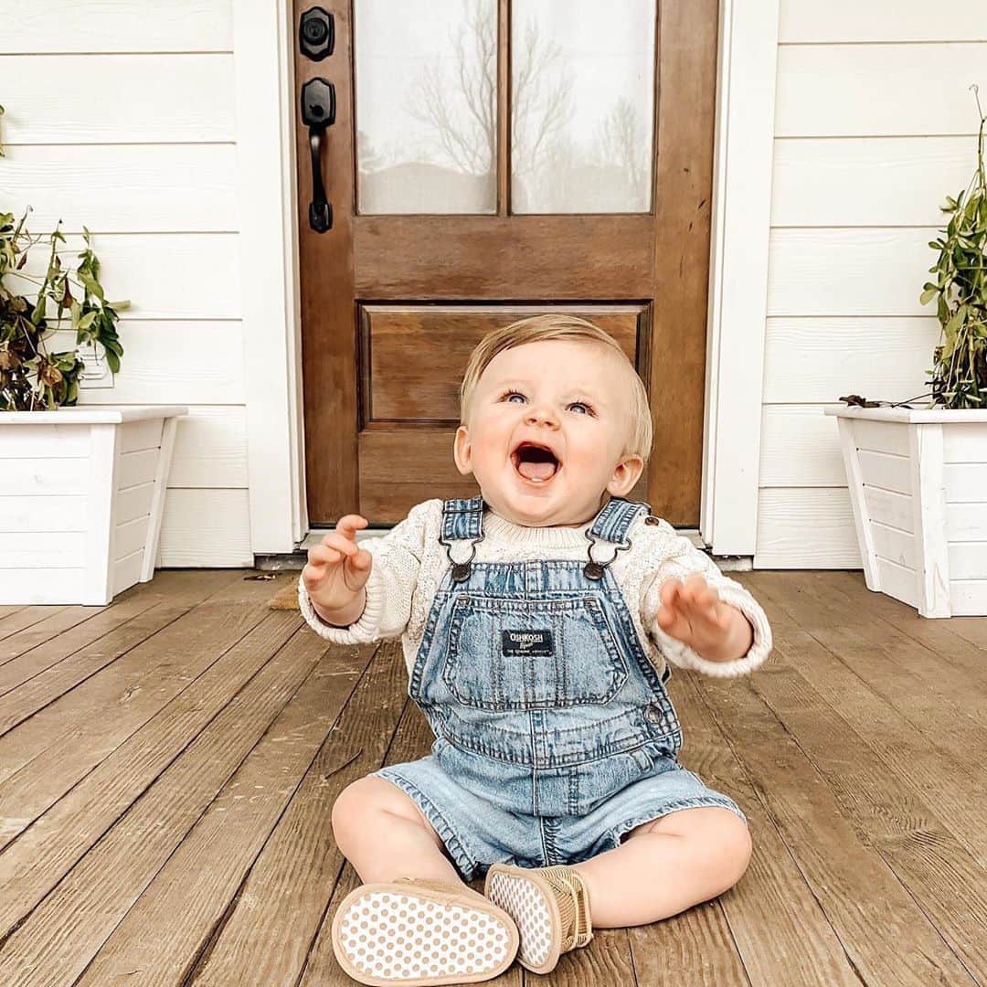 のインスタグラム：「Hands up 🙌 if you're as ready for the weekend as this #oshkoshkid! 🤩🥰 #weekendmood #fridayvibes 📷: @whitecottagefarmhouse」