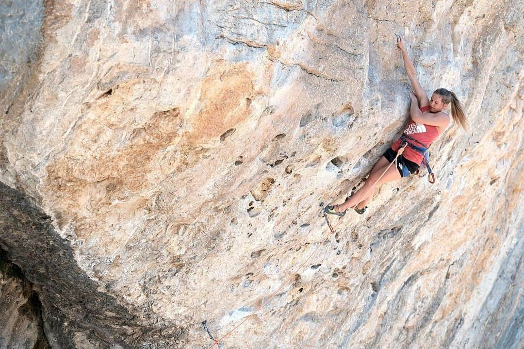 ジェシカ・ピルツのインスタグラム：「Good times with the team in Céüse 🙌⛰  Ticked off some classics but also left some unfinished business. Definitely have to come back!!  Pics: @katha_saurwein @austriaclimbing  #céüse #rockclimbing #france #goodtimes  @redbull @thenorthface @scarpaspa @sporthilfe.at @heeressportzentrum @sportlandnoe @compex.austria」