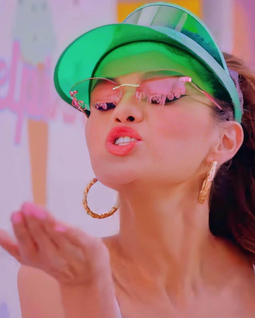 Always With Selenaのインスタグラム：「This first relevant outfit fits her so well, she looks great #icecream」