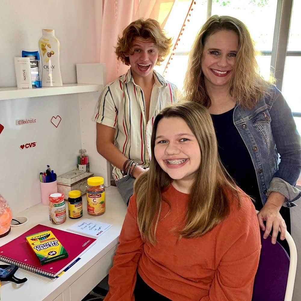アンドリア・バーバーのインスタグラム：「Our “school room” is ready for distance learning and I’m thrilled to be working with @CVSPharmacy as a #CVSPartner as we head back to school!  I love that @CVSPharmacy has everything I need to instill confidence in each member of our family, particularly with two teenagers now at home for the forseeable future. Self-care and wellness are SO important these days; we can’t forget to take care of our bodies as well as our brains, which is something I constantly try to remind my kids as they grow older. CVS has all of the traditional school supplies we need and, even more importantly, items that are vital for our holistic health like vitamins, germ kits, and even personal hygeine items like body wash and deodorant that help us feel healthy, clean, and put together even when we're doing school in our sweatpants some days! Thank you to CVS Pharmacy for helping us feel prepared and enthusiastic as we begin this new chapter and check out the link in my bio to see what CVS has to offer this season! What’s on your back-to-school list? 📚✏️ #DiscoverCVS #CVSNewSchoolList」