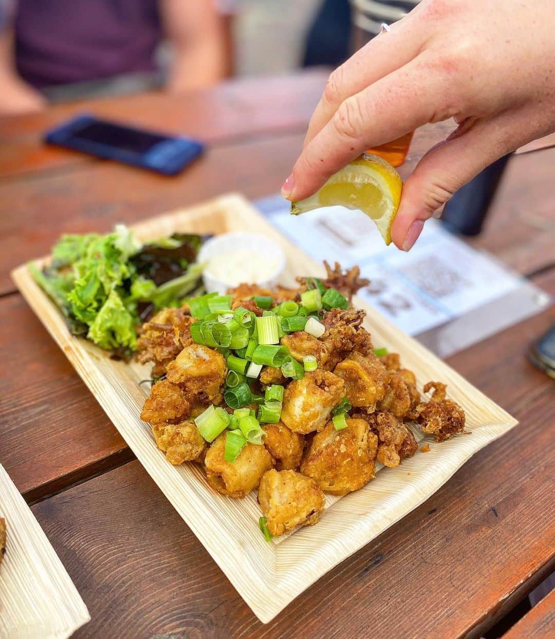Eat With Steph & Coのインスタグラム：「This calamari was ink-credible 🐙 lemon on top always 🙌🏻   I always try to eat seafood when I’m at the seaside and this calamari in Deal, Kent was top notch 👌🏻 they have the cutest seafront with a couple of pubs, outside table, hanging flower baskets, live music and of course.... bunting! So British 🇬🇧❤️ #staycation #britishsummer #visitkent #dealornodeal #itwasideal #prettylittlecity」