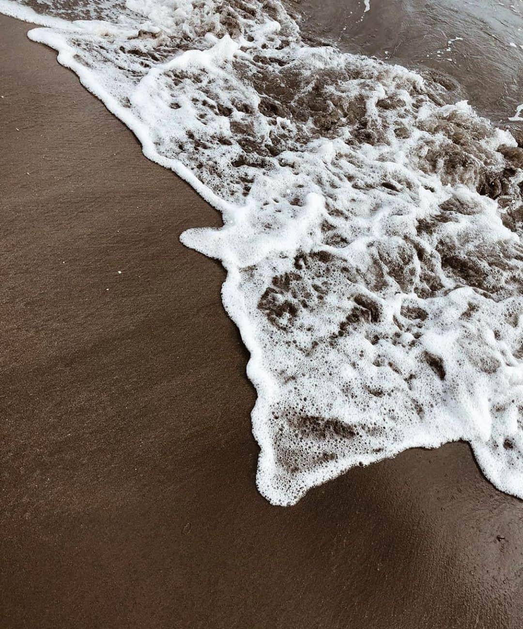 Camden Scottのインスタグラム：「Riding the wave of anxiety🌊  If you have anxiety you know that often times it feels uncontrollable. You want to fight back but the more you do, the more it consumes you. One of the best analogies that has helped me to better understand and handle it, is by comparing it to a wave. Imagine yourself bobbing in the ocean and a wave comes. This wave may be big or small, there may be one or there may be several in a row. If you try to resist the wave, it will inevitably toss you around, maybe shove you to the ocean floor, and can be extremely terrifying. But if you ride this wave, let yourself rise with it and remind yourself that it will eventually fall, you can remain calm and feel a sense of control. You no longer have to fear the wave as you see it coming, but know that you are equipped to allow yourself to flow with it, and ride it out. If you’re having a hard time visualizing, look at a picture of the ocean, turn on ocean sounds and shut your eyes. Put yourself on that wave and let yourself feel it pass through. 🤍」