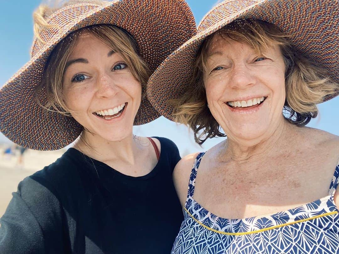 リンジー・スターリングさんのインスタグラム写真 - (リンジー・スターリングInstagram)「We’re just a floppy hat kinda family. #mom」8月29日 1時41分 - lindseystirling