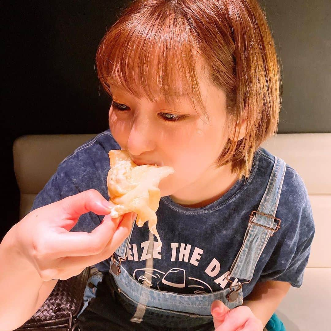 吉田実紀さんのインスタグラム写真 - (吉田実紀Instagram)「大好きなみゆきちとシカゴピザ食べてバナナジュース飲んできたよ〜！！！！！ チーズめっちゃ伸びるしお腹にたまる！！！！！！ 2人で食べるのは大変でした笑 でも蜂蜜ついてたから甘くして食べる事も出来たので食べられたよ💓 . . . バナナジュースはカスタムが色々出来たんだけど今回は通常のバナナジュースにしたよ！ 毎オーダーずつ作ってくれるからフレッシュで濃厚で美味しかったよぉ❤️ ご馳走様でした！ . . . . .  #シカゴピザ #ピザ #新宿シカゴピザ #🍕 #🧀 #バナナジュース #🍌 #pr」8月29日 1時46分 - yoshidamiki1124