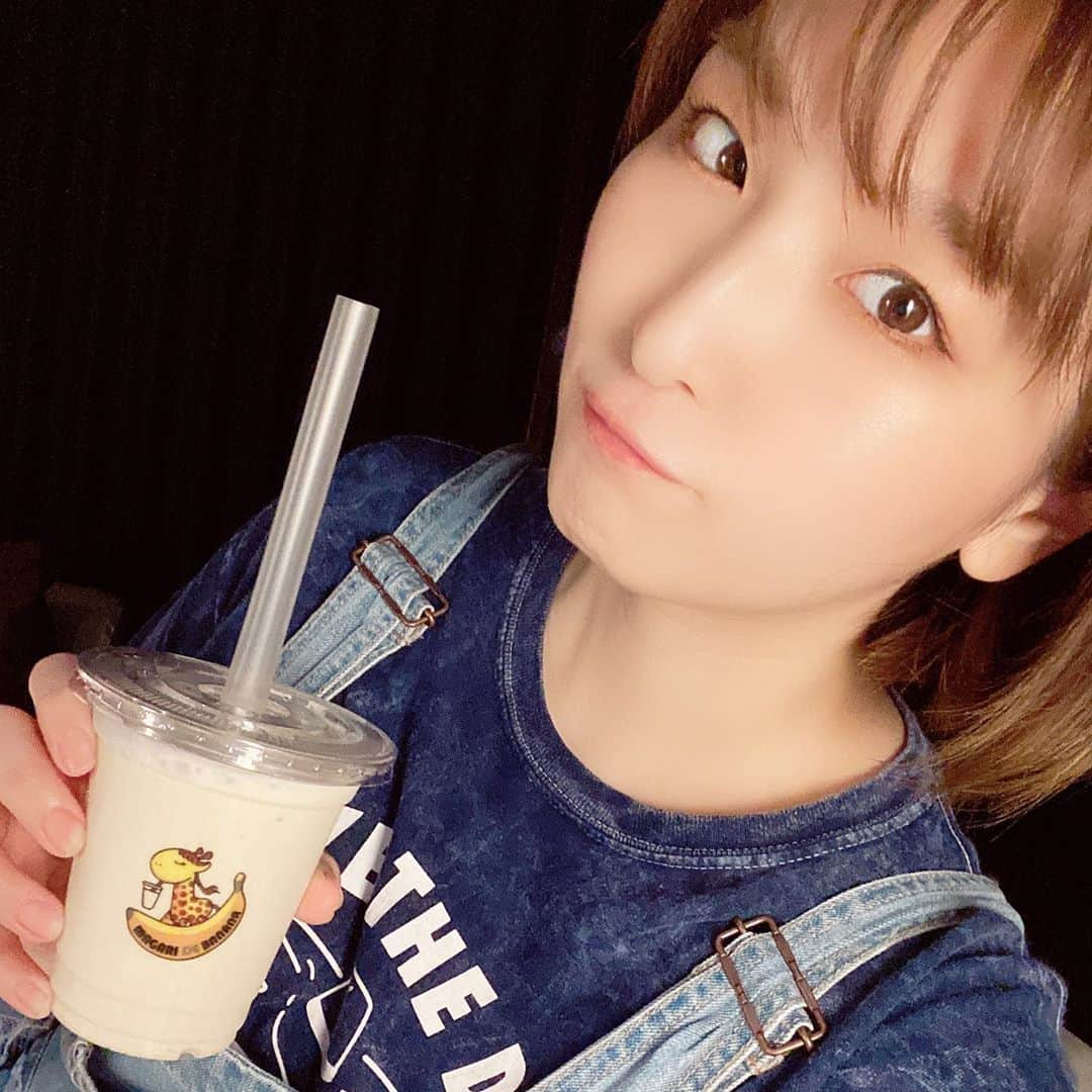 吉田実紀さんのインスタグラム写真 - (吉田実紀Instagram)「大好きなみゆきちとシカゴピザ食べてバナナジュース飲んできたよ〜！！！！！ チーズめっちゃ伸びるしお腹にたまる！！！！！！ 2人で食べるのは大変でした笑 でも蜂蜜ついてたから甘くして食べる事も出来たので食べられたよ💓 . . . バナナジュースはカスタムが色々出来たんだけど今回は通常のバナナジュースにしたよ！ 毎オーダーずつ作ってくれるからフレッシュで濃厚で美味しかったよぉ❤️ ご馳走様でした！ . . . . .  #シカゴピザ #ピザ #新宿シカゴピザ #🍕 #🧀 #バナナジュース #🍌 #pr」8月29日 1時46分 - yoshidamiki1124