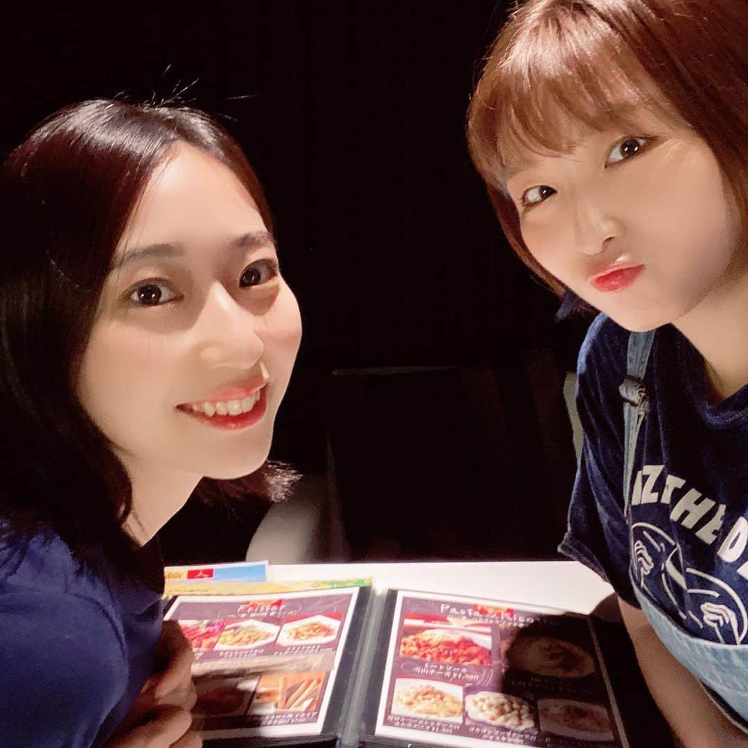 吉田実紀さんのインスタグラム写真 - (吉田実紀Instagram)「大好きなみゆきちとシカゴピザ食べてバナナジュース飲んできたよ〜！！！！！ チーズめっちゃ伸びるしお腹にたまる！！！！！！ 2人で食べるのは大変でした笑 でも蜂蜜ついてたから甘くして食べる事も出来たので食べられたよ💓 . . . バナナジュースはカスタムが色々出来たんだけど今回は通常のバナナジュースにしたよ！ 毎オーダーずつ作ってくれるからフレッシュで濃厚で美味しかったよぉ❤️ ご馳走様でした！ . . . . .  #シカゴピザ #ピザ #新宿シカゴピザ #🍕 #🧀 #バナナジュース #🍌 #pr」8月29日 1時46分 - yoshidamiki1124