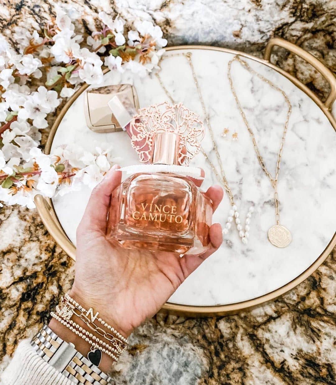 ヴィンスカムートさんのインスタグラム写真 - (ヴィンスカムートInstagram)「Set your weekend mood with our newest scent, Brililante Vince Camuto, a limited-edition, white floral fragrance reimagined with a fresh and sweetly seductive appeal. (📸 @ahintofglameveryday) #fragrance #scentsofstyle #brilliantevincecamuto」8月29日 1時48分 - vincecamuto