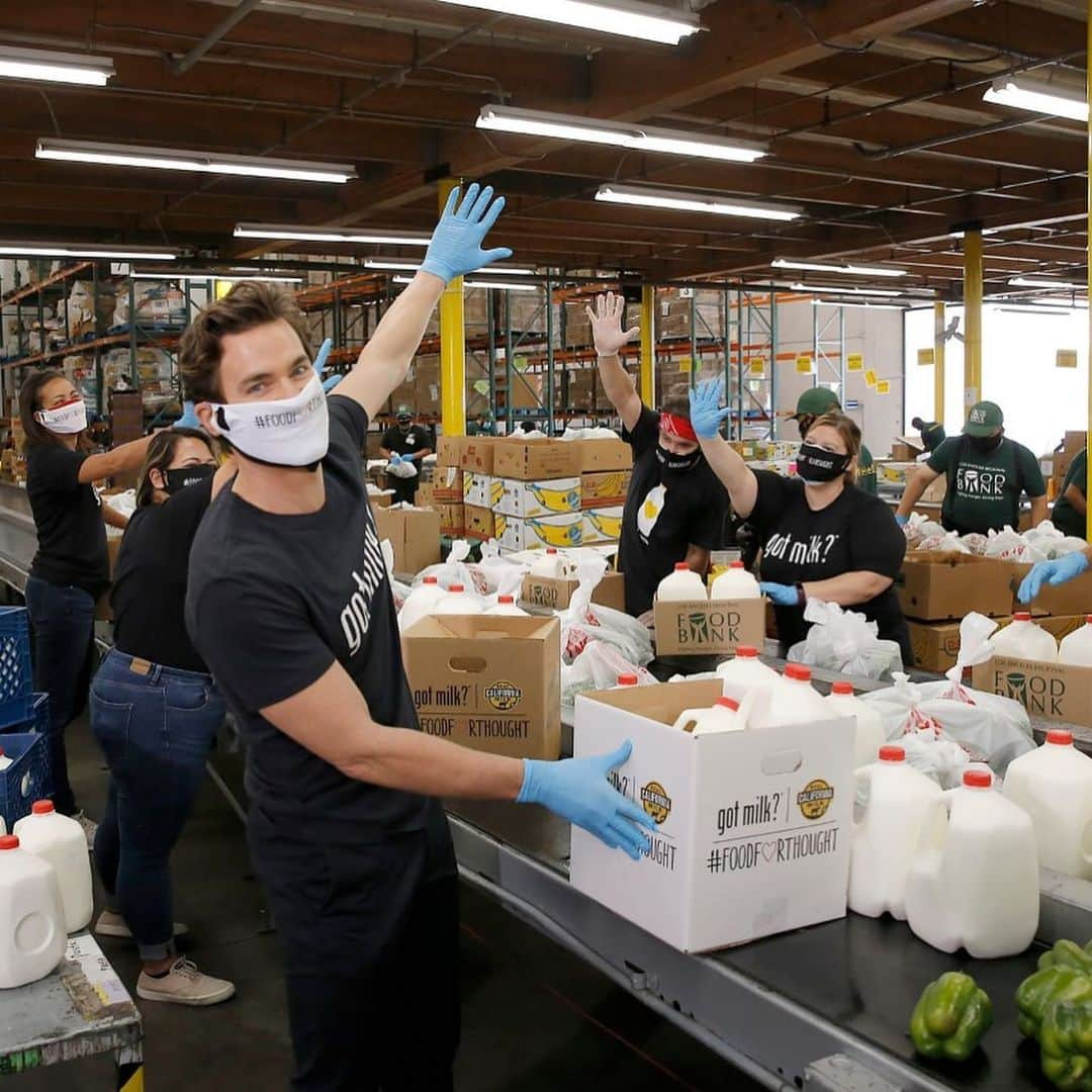 マット・ボマーさんのインスタグラム写真 - (マット・ボマーInstagram)「Earlier this week, I had the privilege of joining the California Milk Processor Board (creators of @gotmilk?) & California Milk Advisory Board, representing CA dairy farm families (@realcalifmilk) at @lafoodbank to shadow volunteers for a behind-the-scenes look at the impactful work happening at Feeding America member food banks throughout the state. Together, we launched the #FoodForThought campaign with the first act of kindness in our community. During the visit, we surprised volunteers with a meal and presented a $300,000 donation from California dairy farm families (@realcalifmilk) to fund over 1 million servings of milk in California communities. And this is just the START! With each #FoodForThought act of kindness or positivity post shared or engaged with on Instagram, tagging @gotmilk or @tomaleche, a $1 donation is generated, providing 10 meals from Feeding America to communities in need. So post something positive, write a thank you note, pay for someone’s groceries (if that’s something you’re able to do), give someone your parking space (I know- that one’s hard), cook food for someone, donate old clothes - get creative. Just tag @gotmilk or @tomaleche and #foodforthought, and at least ten people will get to eat. I can’t wait to see what you come up with! #foodforthought #socialgood #gotmilk #fighthunger #actsofkindness #randomactsofkindness #ad」8月29日 1時48分 - mattbomer