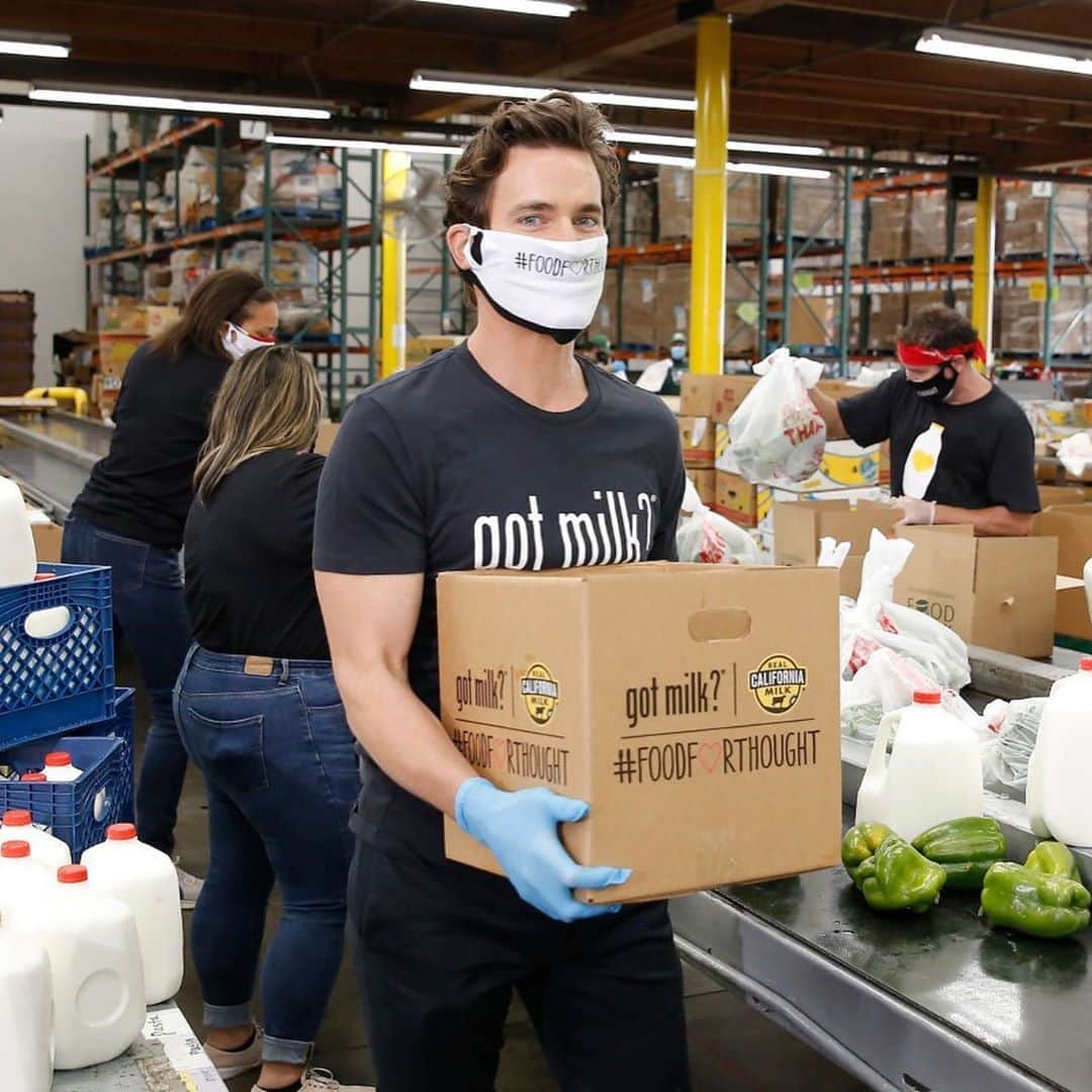 マット・ボマーのインスタグラム：「Earlier this week, I had the privilege of joining the California Milk Processor Board (creators of @gotmilk?) & California Milk Advisory Board, representing CA dairy farm families (@realcalifmilk) at @lafoodbank to shadow volunteers for a behind-the-scenes look at the impactful work happening at Feeding America member food banks throughout the state. Together, we launched the #FoodForThought campaign with the first act of kindness in our community. During the visit, we surprised volunteers with a meal and presented a $300,000 donation from California dairy farm families (@realcalifmilk) to fund over 1 million servings of milk in California communities. And this is just the START! With each #FoodForThought act of kindness or positivity post shared or engaged with on Instagram, tagging @gotmilk or @tomaleche, a $1 donation is generated, providing 10 meals from Feeding America to communities in need. So post something positive, write a thank you note, pay for someone’s groceries (if that’s something you’re able to do), give someone your parking space (I know- that one’s hard), cook food for someone, donate old clothes - get creative. Just tag @gotmilk or @tomaleche and #foodforthought, and at least ten people will get to eat. I can’t wait to see what you come up with! #foodforthought #socialgood #gotmilk #fighthunger #actsofkindness #randomactsofkindness #ad」