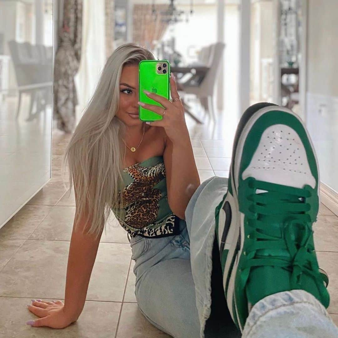 VELVETCAVIARさんのインスタグラム写真 - (VELVETCAVIARInstagram)「#VCBABE @martynagodaite giving us every reason to go green💚#velvetcaviar #neonvibes」8月29日 1時49分 - velvetcaviar