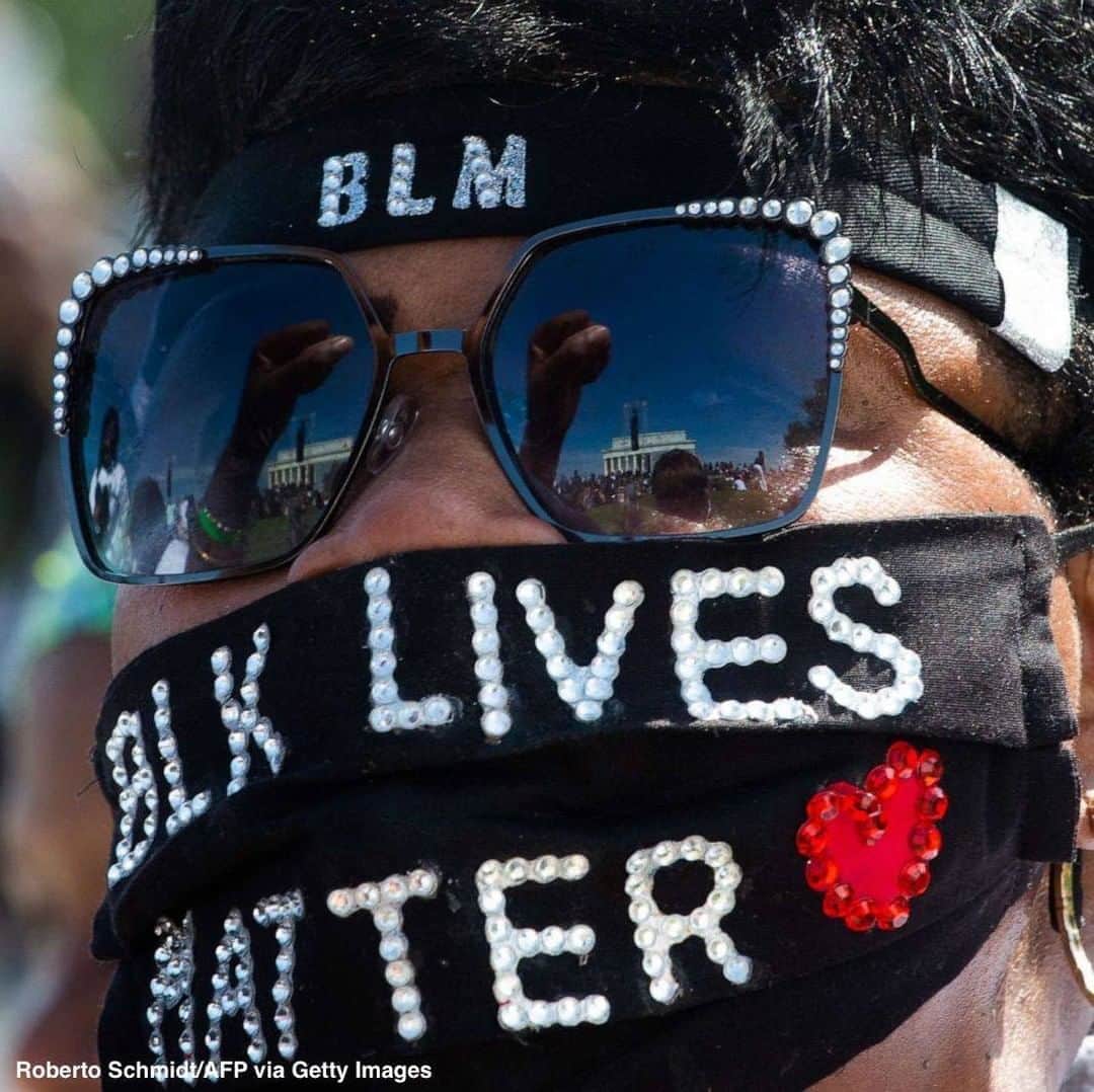 ABC Newsさんのインスタグラム写真 - (ABC NewsInstagram)「"Racism is our longest plague."  Masks seen as thousands march in "Get Your Knee Off Our Necks'"protest in Washington, D.C. All participants were required to wear masks and get their temperatures checked before entering the event. #facemasks #covid19 #coronavirus #racialjustice #MarchonWashington」8月29日 2時03分 - abcnews