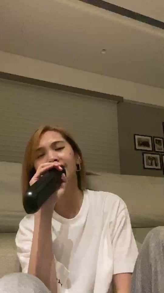 レイニー・ヤンのインスタグラム：「和好友及粉絲們一起直播，好新鮮、好有趣啊❤️」
