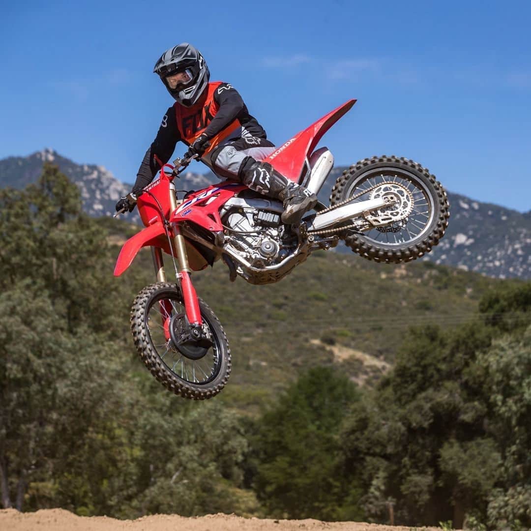 Honda Powersports USさんのインスタグラム写真 - (Honda Powersports USInstagram)「The 2021 CRF450R features engine updates focused on low- to midrange performance, a newly designed chassis with revised rigidity and a slimmer overall package. #ridered #crfcollective #betteronahonda」8月29日 2時00分 - honda_powersports_us