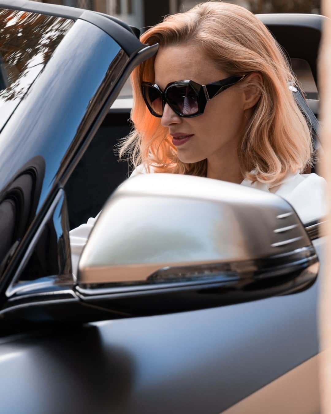BMWのインスタグラム：「Liberté. #TheZ4 #BMW #Z4 #Paris __ BMW Z4 M40i: Fuel consumption in l/100 km (combined): 7.4. CO2 emissions in g/km (combined): 168. Further information: www.bmw.com/disclaimer.  	 Acceleration (0-100 km/h): 4.5 s. Power: 250 kW, 340 hp, 500 Nm. Top speed (limited): 250 km/h.」