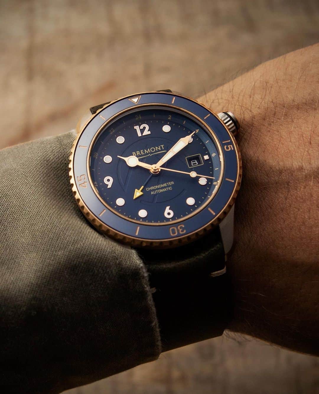 のインスタグラム：「What do you think of bronze in watches?⁠⠀ ⁠⠀ For the first time in Bremont’s history, the Project Possible introduces the use of a Bronze uni-directional rotating bezel, made using the finest Bronze alloys, Cusn8, which is superior based on strength and corrosion properties.⁠⠀ ⁠⠀ Tap to see more of this bronze and titanium Bremont watch.⁠⠀ ⁠⠀ #bremont #bremontwatches #extreme #adventure #everest #mountain #mountaineering #actionwatch #nature #travel #hiking #mountains #explore #snow #watchaddict #luxury #dailywatch #mybremont」