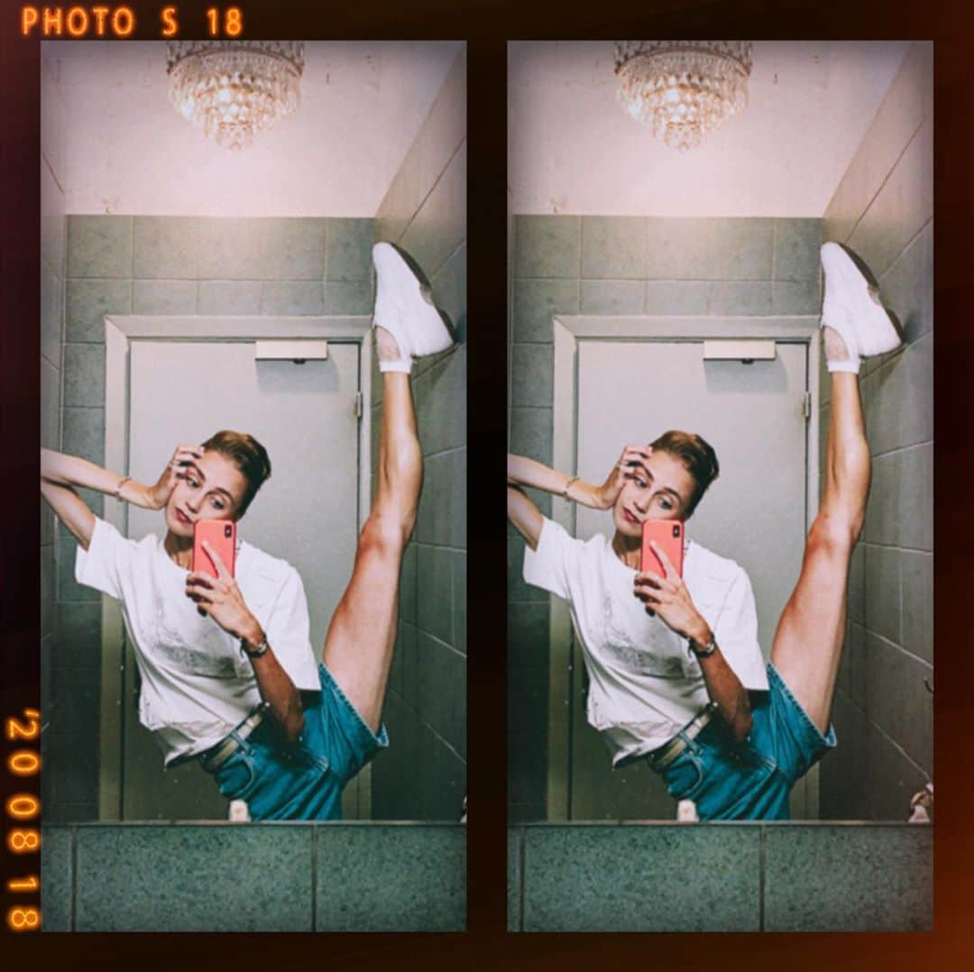ダリア・イオノワのインスタグラム：「кругом голова: Лето выпито до дна ☕️  _______________________________________  #spb #saintpetersburg #mariinsky #mariinskytheatre #mariinskyballet #mariinskydancer #vaganovastudents #ballet」