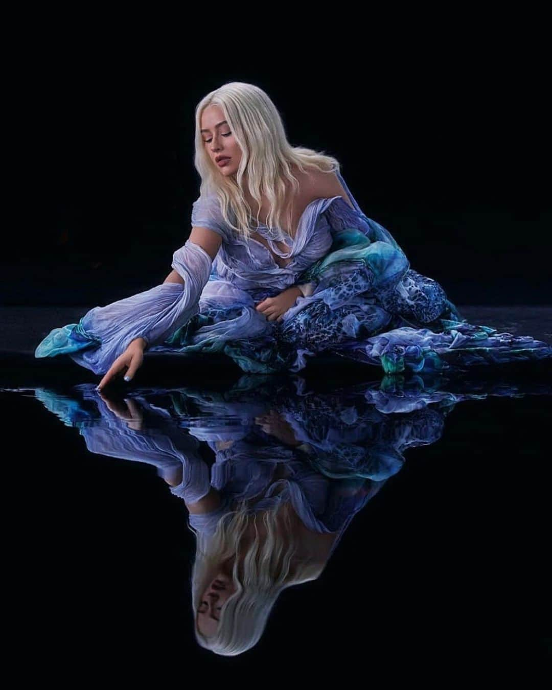 Iris Van Herpeさんのインスタグラム写真 - (Iris Van HerpeInstagram)「Vivacious @Xtina stuns in the 'Sensory Seas' Physalia dress for the new rendition of "Reflection" from Disney's Mulan ~  Director: @NikiCaro Styling: @KarenClarkson Hair: @EtienneOrtega  #irisvanherpen #couture #sensoryseas #christinaaguilera #mulan」8月29日 2時16分 - irisvanherpen