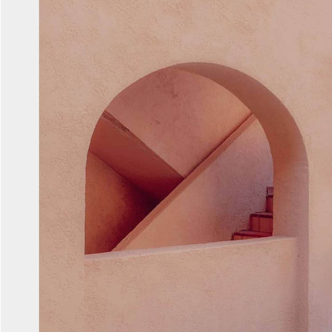 ベンシモンのインスタグラム：「Friday pink mood 🌸 ​La vie en rose chez Bensimon 💘 ​🇬🇧 Friday pink mood 🌸 La vie en rose at Bensimon 💘 ​📸 by @nowness found on @benidorm_dreams ​#bensimoncollection #mode #pink #mood」