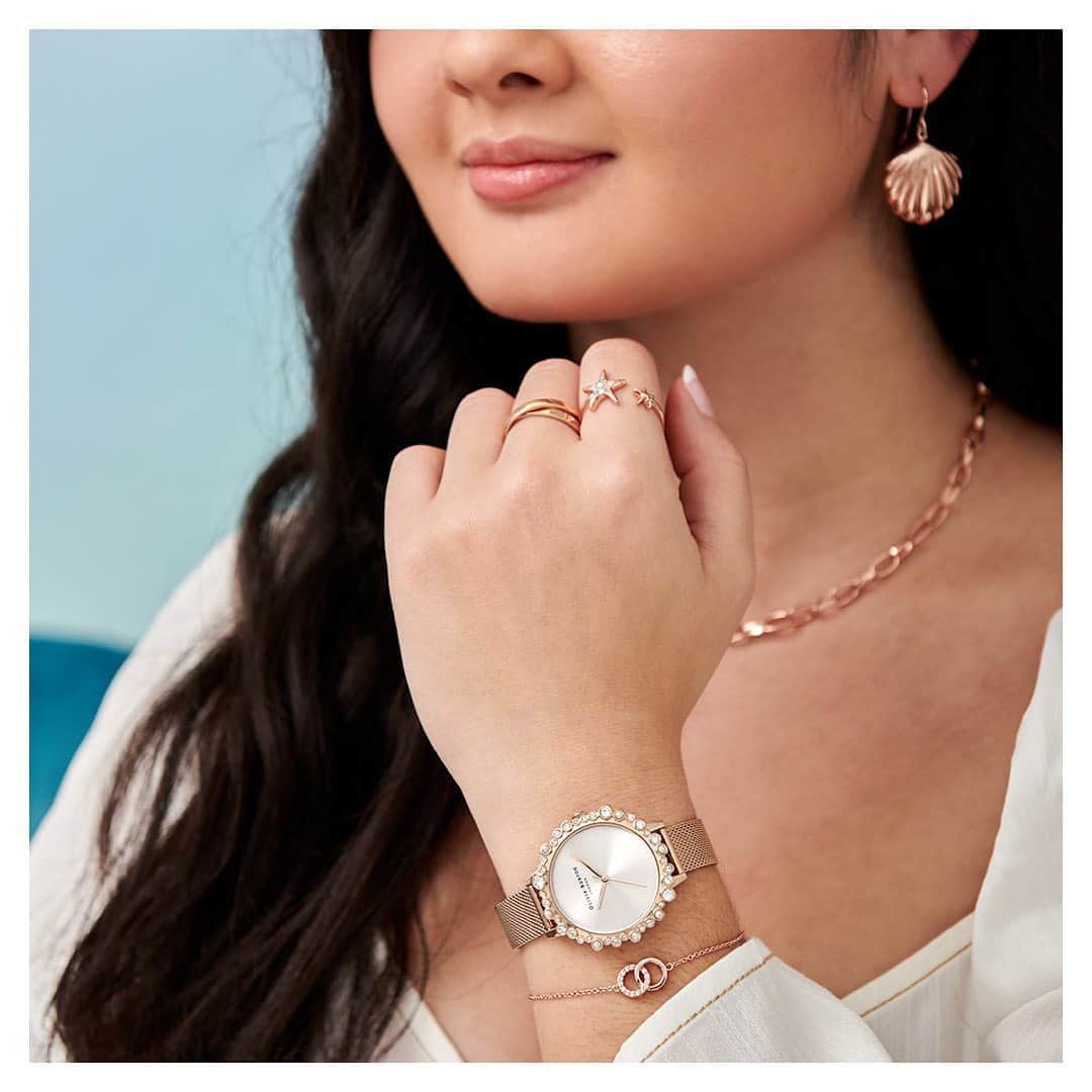 Olivia Burtonさんのインスタグラム写真 - (Olivia BurtonInstagram)「It’s all about the bubbles with this luxe, underwater-inspired timepiece 💦 Swarovski crystals and shimmering faux pearls form a bubbling halo around a beautiful blush Sunray dial. Paired with a classic rose gold mesh strap, this really is an underwater treasure you won’t want to take off! 🌊✨ #MyOliviaBurton #UnderTheSea」8月29日 2時25分 - oliviaburtonlondon