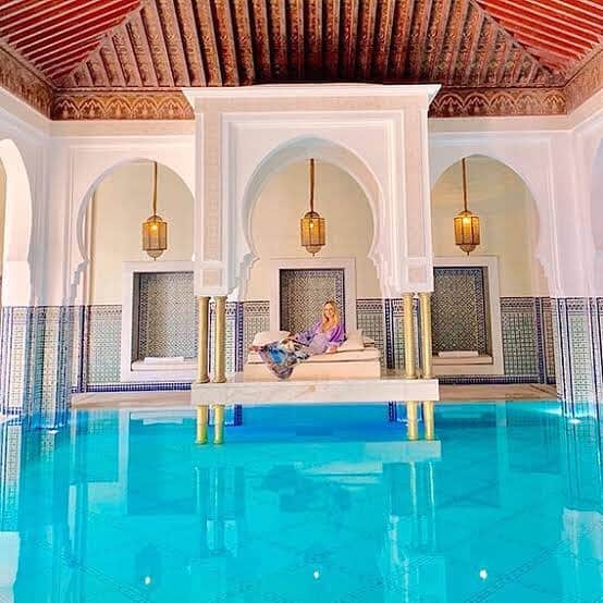 Eliana Michaelichin Bezerraのインスタグラム：「Sextou? 😜 Que tal imaginar um lugar que sonha em visitar e viver por alguns instantes essa sensação? Nesta foto estava em Marrakech e adoraria estar lá. Como não posso sonho, imagino e sinto... Vamos nessa?! Quer ir pra onde? Me conta? #mentehumana #sonho #elianaviaja #viagensincriveis #pralademarrakech」