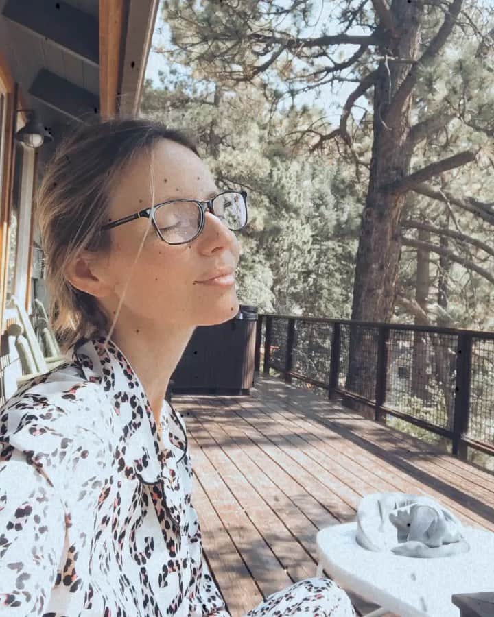 サマンサ・ドロークのインスタグラム：「I don’t normally meditate, but when I’m in the trees and the breeze is nice I can’t help but to close my eyes and enjoy the peace and quiet. #peaceful #mommyvaca」