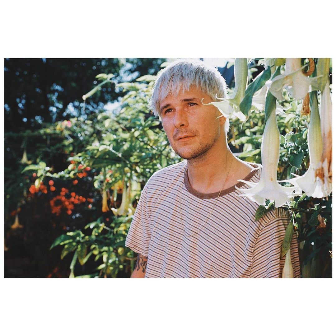 ル・ユースのインスタグラム：「new music out on my label next week from @its28mm. can’t wait to show you. give a follow to @prgrssnrecords if you’re not too cool. speaking of too cool, this photo was shot by my friend tighe who refuses to have an instagram」