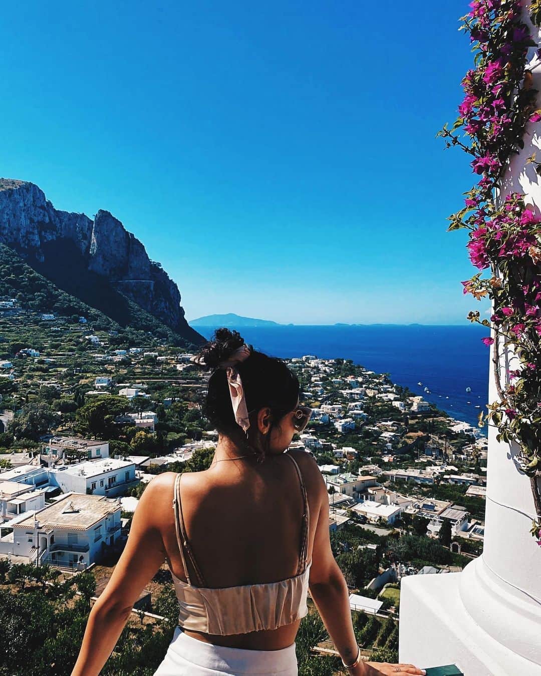 sananasのインスタグラム：「See you next time jolie Capri 🏝Next stop ➡️Les pouilles !!! Vous connaissez cette partie de l’Italie ? D’ailleurs il y a des Italiens qui me suivent ? 🇮🇹😃 PS : NOUVELLE VIDÉO DEMAIN MATIN !!!  #Capri #CapriIsland」
