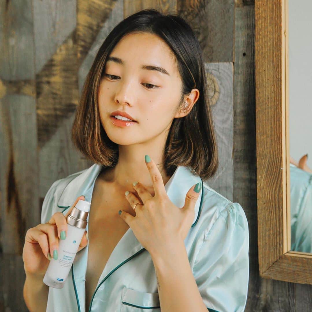 Jenn Imさんのインスタグラム写真 - (Jenn ImInstagram)「Never neglect your neck! I’ve been using the @skinceuticals Tripeptide-R Neck Repair to give my neck and décolletage an extra boost. It has pure retinol, tripeptide concentrate and glaucine to help the appearance of lines and wrinkles, while strengthening and firming the skin. It’s perf to help support visible signs of neck aging. #SkinceuticalsPartner」8月29日 2時59分 - imjennim