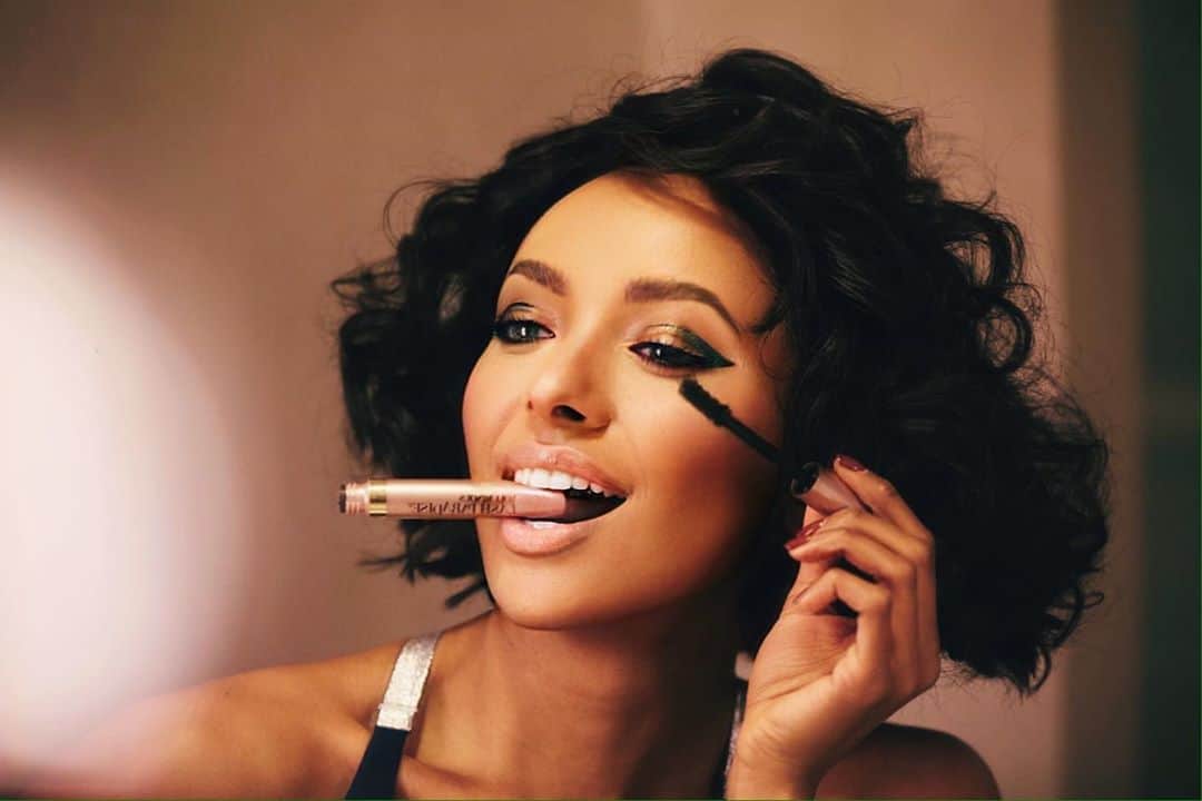 カテリーナ・グレアムのインスタグラム：「Ready for the weekend like... @lorealparis lash paradise has been my favorite mascara since the OG voluminous came out. Should we do a virtual makeup party? #lorealparispartner 📸: @haroldjulian」
