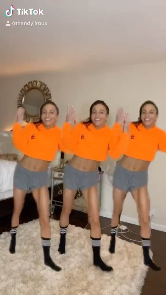 マンディー・ジルーのインスタグラム：「Keepin’ it reel. ⁣⁣⁣ ⁣⁣⁣ My first reel which was originally a tik tok, but still works! 🙃 Dance challenge created by @jblazeofficial & @justinbieber. I use to love Craig David and this song is still the jam! ⁣⁣⁣💃🏻💃🏻💃🏻」