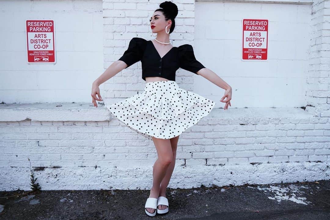 カーミンのインスタグラム：「everybody loves a bad bitch in polka dots  @revolve #REVOLVEsummer」