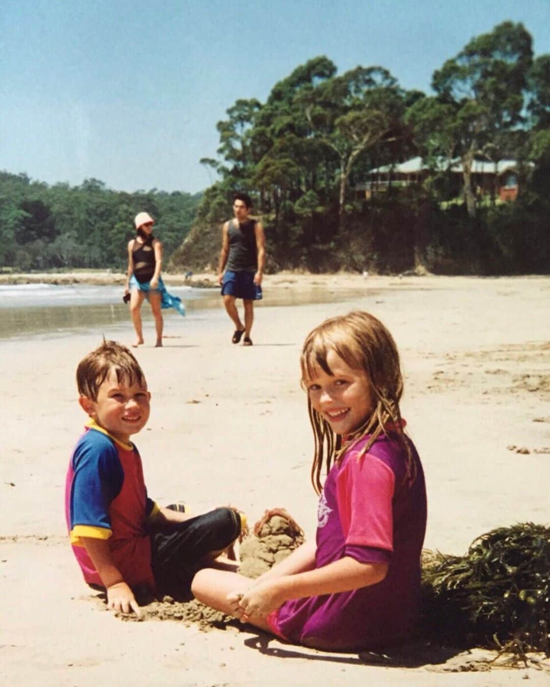 Victoria Leeのインスタグラム：「Flash back @alexlee222 🐳🦞🐬🐠🌊much loved holidays at Batemans Bay 💙 never without the sun-shirts 😂」