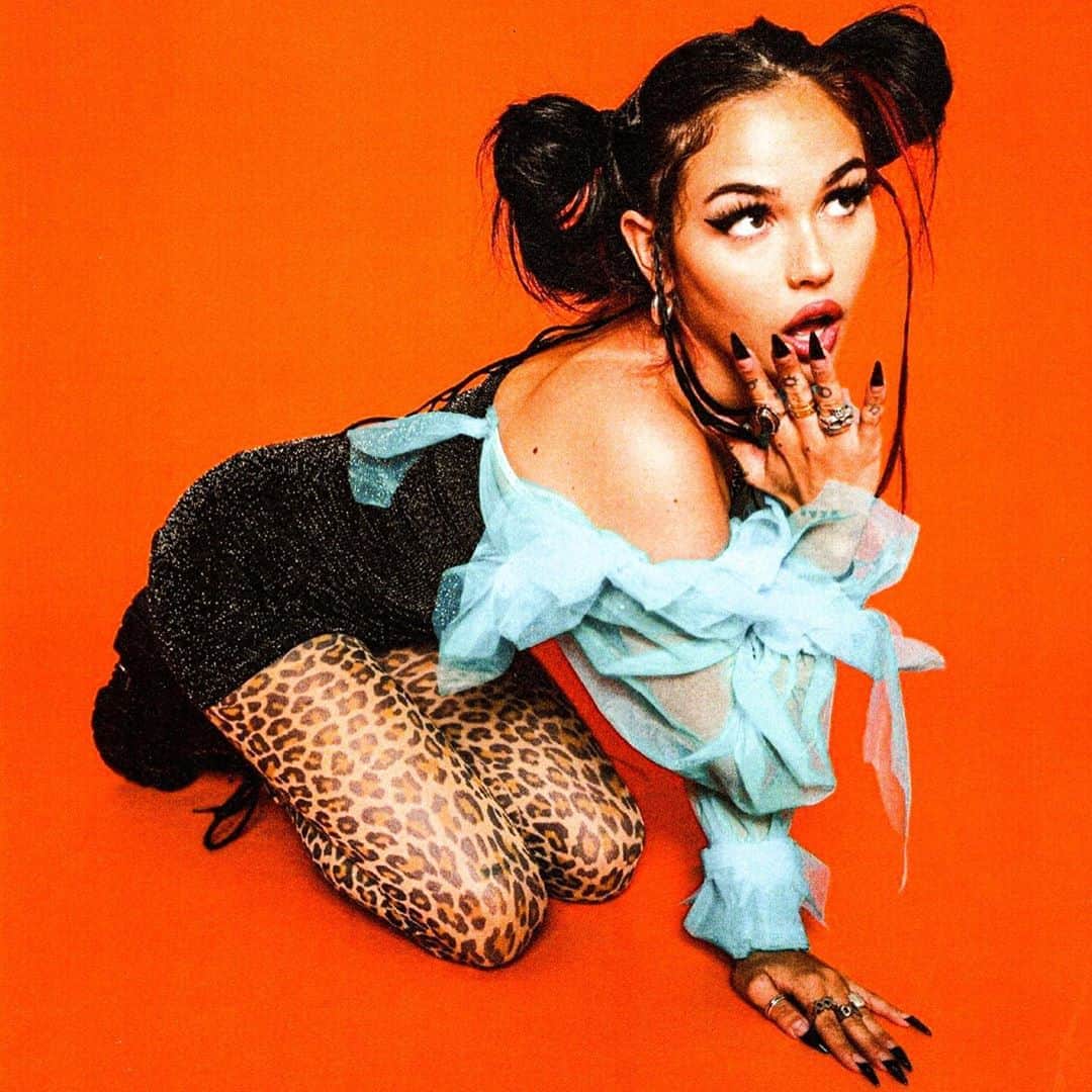 マギー・リンデマンのインスタグラム：「who’s listened to the new song?」