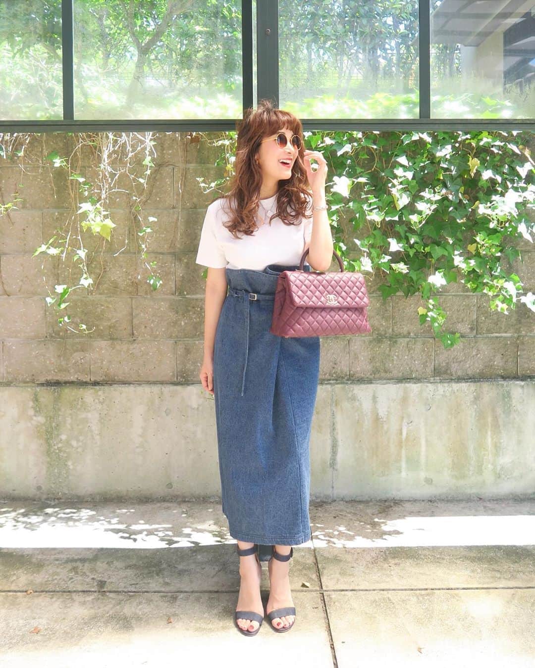 Mai Wakimizuのインスタグラム：「秋になると履きたくなるのがデニム。その中でも、デニムスカートってどうしても窮屈で締め付け感があって着にくいイメージ。でもそうじゃなく、気兼ねなく着れて更にスタイル良く見えて且つカッコ良さも欲しい！そんなスカートが欲しくて作りました＼(^o^)／ウエストの調節はベルトで♡ベルトも細くすることでスタイリッシュに。余った長さはたらーんと垂らすのが好き♡(かなり長めのベルトにしてます)TシャツはLINKABLE定番のデザインタグT♡少し厚手でしっかり生地の秋仕様Tシャツです♡ #wakkinstyle#ootd#coordinate#ママコーデ tops＆skirt:#linkable @linkable_official(来週3日発売予定) bag:#chanel shoes:#gianvittorossi  sunglasses:#oliverpeoples ×#therow」
